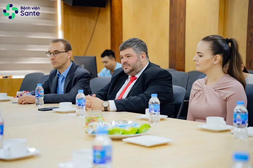 Bệnh viện Sante tiếp đón Lãnh sự quán Hungary 1