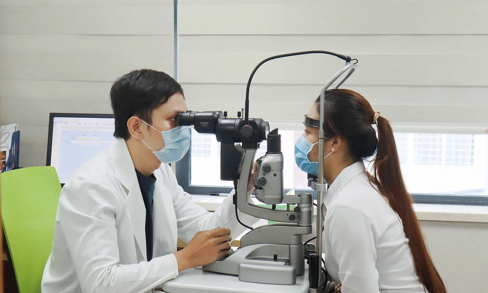 Đo khúc xạ máy tự động Nidek Nhật Bản tại Bệnh viện SANTE