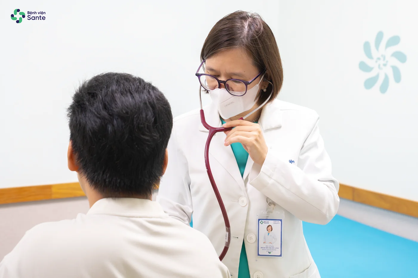 Dr. Ho Thi My Linh (Specialist Level I) conducting cardiopulmonary clinical examinations for workers at Sante Hospital
