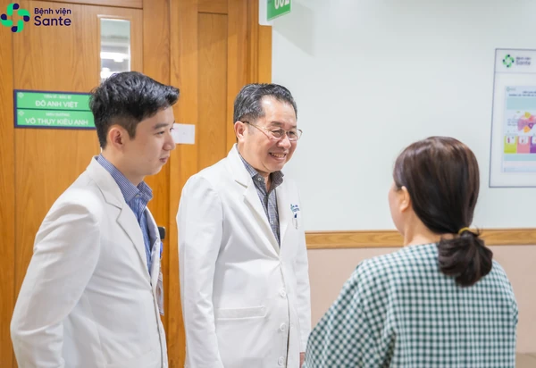 Bác sĩ chuyên khoa Bệnh Viện Đa Khoa Sante ân cần thăm khám 1:1, động viên và giải thích phác đồ điều trị cùng người bệnh