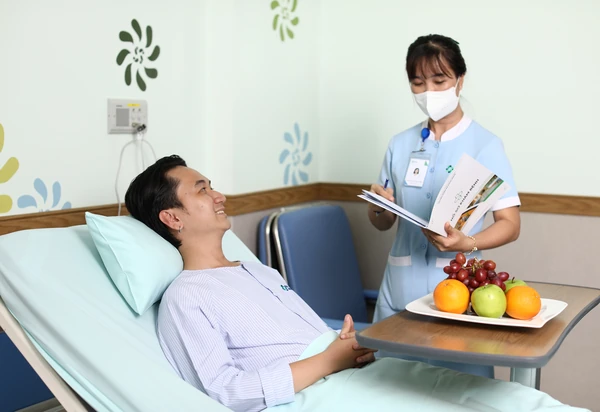 Điều dưỡng Bệnh Viện Sante ân cần chăm sóc bệnh nhân tại giường bệnh nội trú tiện nghi