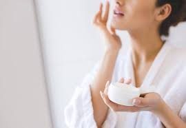 Chăm sóc da tuổi sau mãn kinh cần chú ý điều gì? Giải đáp